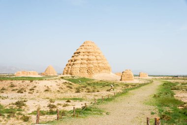 Ningxia, China - 17 Ağustos 2015: Batı Xia mezarları (Xixia Wangling). ünlü tarihi bir site içinde Yinchuan, Ningxia, China.