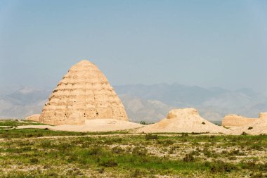 Ningxia, China - 17 Ağustos 2015: Batı Xia mezarları (Xixia Wangling). ünlü tarihi bir site içinde Yinchuan, Ningxia, China.