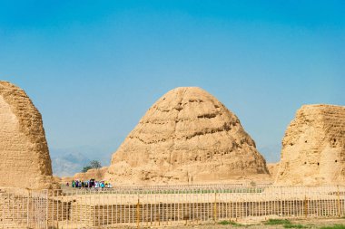 Ningxia, China - 17 Ağustos 2015: Batı Xia mezarları (Xixia Wangling). ünlü tarihi bir site içinde Yinchuan, Ningxia, China.