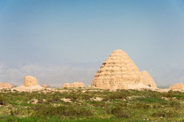 Ningxia, China - 17 Ağustos 2015: Batı Xia mezarları (Xixia Wangling). ünlü tarihi bir site içinde Yinchuan, Ningxia, China.