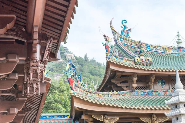 Fujian, Chiny - Jan 07 2016: Dach Południowej Putuo Temple(Nanputuo Temple). słynnym historic witryny w Xiamen, Fujian, Chiny. — Zdjęcie stockowe