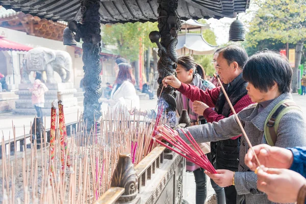 福建、 中国-2016 年 1 月 7 日︰ 香粘在南普陀寺 （南普陀寺）。著名的历史古迹，在福建省厦门市. — 图库照片