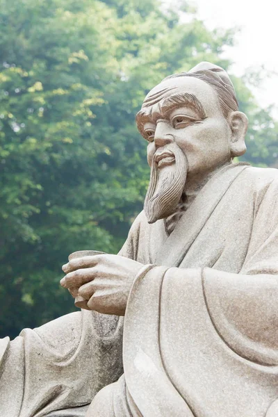 FUJIAN, CHINA - 23 dic 2015: Estatua de Lu Yu en el jardín de té Grand View. un lugar turístico famoso en Anxi, Fujian, China . —  Fotos de Stock