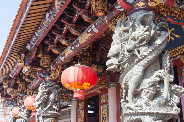 FUJIAN, CHINA - 28 dic 2015: Escultura Dragón en el Templo Taoísta Yuanmiaoguan. un sitio histórico famoso en Quanzhou, Fujian, China . — Foto de Stock