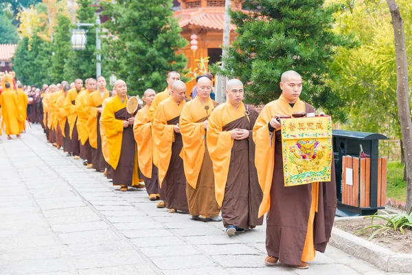 Fujian, Kina - Dec 26 2015: Buddhistiska munkar i ceremoni på Chengtian tempel. en berömd historisk plats i Quanzhou, Fujian, Kina. — Stockfoto