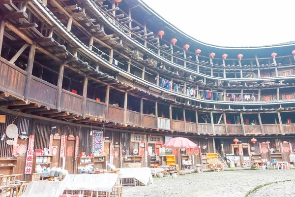 Fujian, Çin - Jan 03 2016: Tianloukeng Tulou doğal noktalar Fujian Tulou(Nanjing) manzara alanı (Unesco Dünya Mirası), Yuchanglou. ünlü tarihi bir site Nanjing, Fujian, Çin.