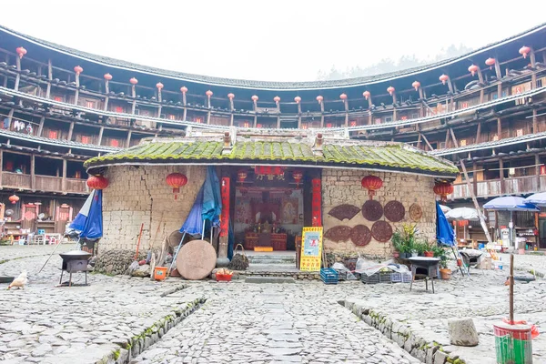 Fujian, china - 03. Januar 2016: yuchanglou at tianloukeng tulou malerische Flecken im landschaftlichen Gebiet von fujian tulou (nanjing) (UNESCO-Welterbe). ein berühmter historischer ort in nanjing, fujian, china. — Stockfoto