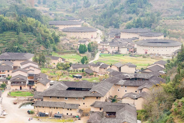 Fujian, china - 04. Januar 2016: hekeng tulou cluster at tianloukeng tulou malerische spots in fujian tulou (nanjing) scenic area (UNESCO-Welterbe). ein berühmter historischer ort in nanjing, fujian, china. — Stockfoto