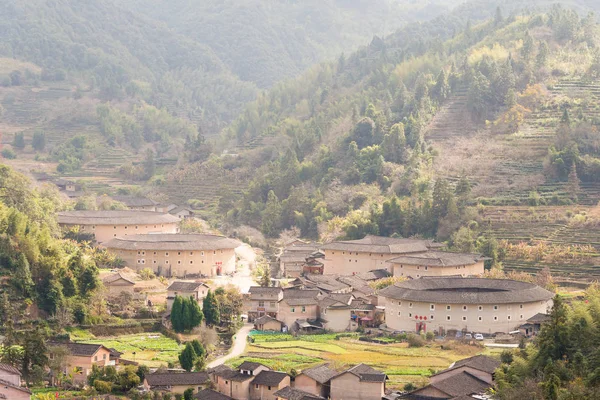 복 건 Tulou(Nanjing) 지역 (유네스코 세계 유산)에 Tianloukeng Tulou 명승에서 복 건, 중국-1 월 4 2016: Hekeng Tulou 클러스터. 난징, 복 건, 중국에서 유명한 역사 사이트. — 스톡 사진