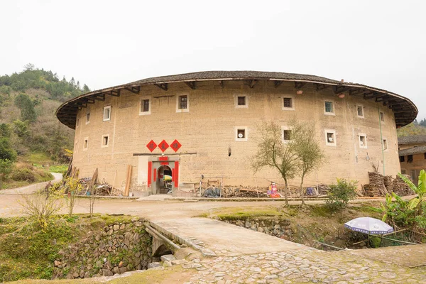 복 건 Tulou(Nanjing) 지역 (유네스코 세계 유산)에 Tianloukeng Tulou 명승에서 복 건, 중국-1 월 4 2016: Hekeng Tulou 클러스터. 난징, 복 건, 중국에서 유명한 역사 사이트. — 스톡 사진