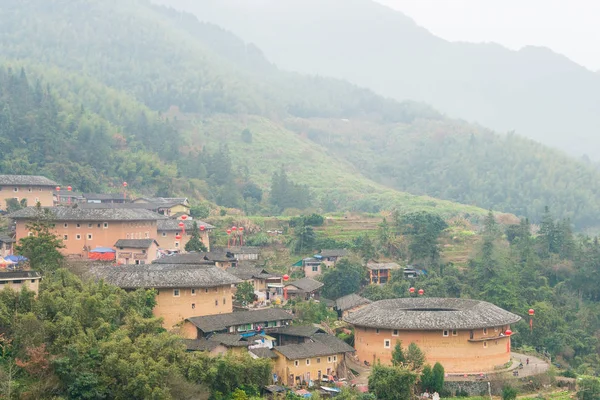 FUJIAN, CHINA - 03 ene 2016: Grupo Tianluokeng Tulou en Tianloukeng Tulou Scenic Spots en Fujian Tulou (Nanjing) Scenic Área (Patrimonio de la Humanidad de la UNESCO). un sitio histórico famoso en Nanjing, Fujian, China . —  Fotos de Stock