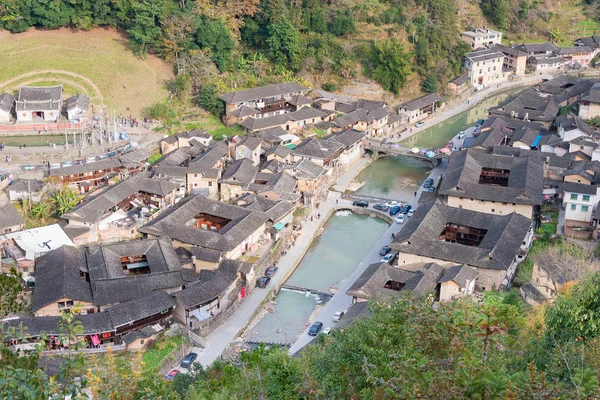 Fujian, china - 02. Januar 2016: Taxidorf bei tianloukeng tulou landschaftlich reizvolle Plätze in der malerischen Gegend von fujian tulou (nanjing) (UNESCO-Weltkulturerbe). ein berühmter historischer ort in nanjing, fujian, china. — Stockfoto