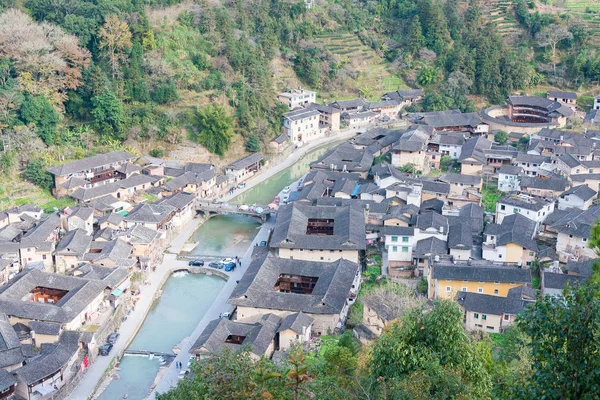 Fujian, china - 02. Januar 2016: Taxidorf bei tianloukeng tulou landschaftlich reizvolle Plätze in der malerischen Gegend von fujian tulou (nanjing) (UNESCO-Weltkulturerbe). ein berühmter historischer ort in nanjing, fujian, china. — Stockfoto