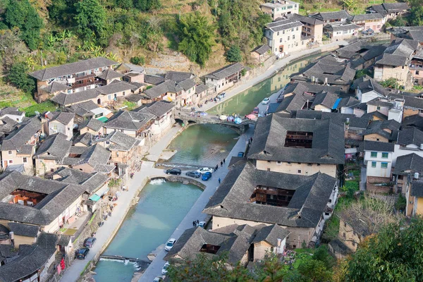 Fujian, china - 02. Januar 2016: Taxidorf bei tianloukeng tulou landschaftlich reizvolle Plätze in der malerischen Gegend von fujian tulou (nanjing) (UNESCO-Weltkulturerbe). ein berühmter historischer ort in nanjing, fujian, china. — Stockfoto