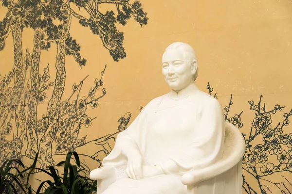 ПЕКИН, Китай - 19 октября 2015: Статуя Сун Чин Линг в бывшей резиденции Сун Чинг Линг. известное историческое место в Пекине, Китай . — стоковое фото