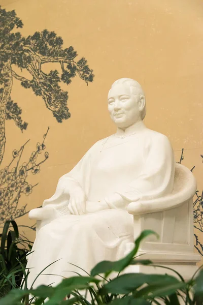 BEIJING, CHINA - 19 de octubre de 2015: Estatua de Song Ching Ling en la antigua residencia de Song Ching Ling. un sitio histórico famoso en Beijing, China . —  Fotos de Stock