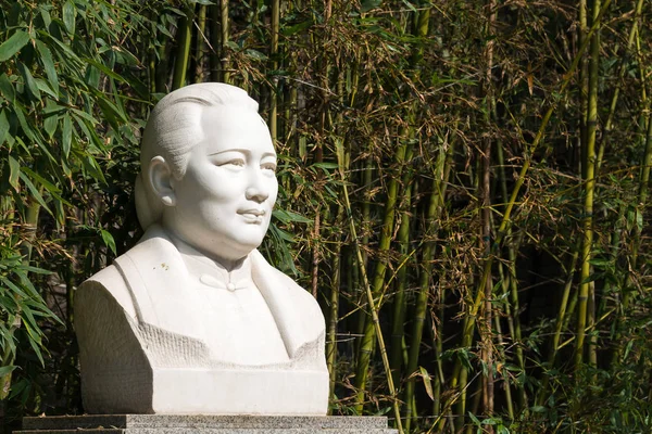 BEIJING, CHINA - 19 de octubre de 2015: Estatua de Song Ching Ling en la antigua residencia de Song Ching Ling. un sitio histórico famoso en Beijing, China . —  Fotos de Stock
