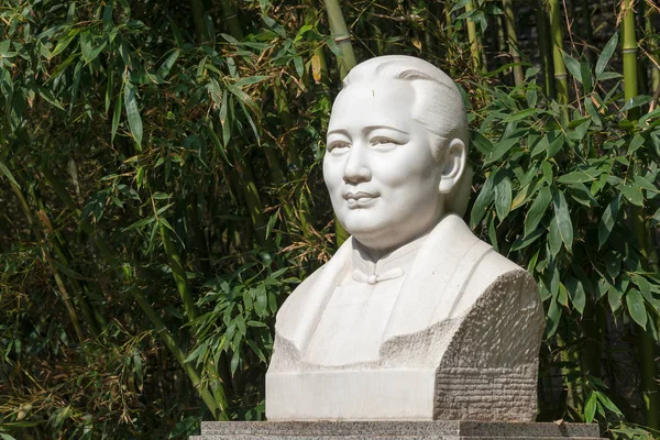 BEIJING, CHINA - 19 de octubre de 2015: Estatua de Song Ching Ling en la antigua residencia de Song Ching Ling. un sitio histórico famoso en Beijing, China . —  Fotos de Stock