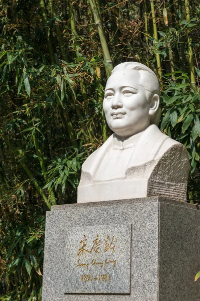 BEIJING, CHINA - 19 de octubre de 2015: Estatua de Song Ching Ling en la antigua residencia de Song Ching Ling. un sitio histórico famoso en Beijing, China . —  Fotos de Stock