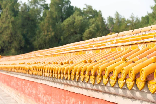 Beijing, China - 18 okt-2015: Dak aan de tempel van de aarde (Ditan). een beroemde historische site in Peking, China. — Stockfoto