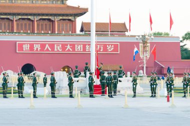 Beijing, Çin - 13 Ekim 2015: Bayrak töreni Tiananmen Meydanı yükselterek. Pekin, Çin için ünlü tarihi bir site.