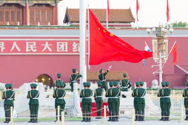 Beijing, Çin - 13 Ekim 2015: Bayrak töreni Tiananmen Meydanı yükselterek. Pekin, Çin için ünlü tarihi bir site.