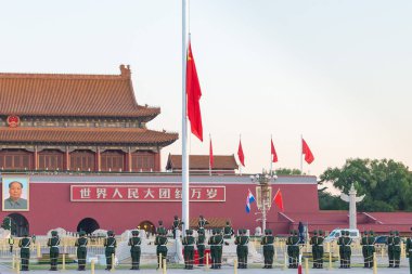 Beijing, Çin - 13 Ekim 2015: Bayrak töreni Tiananmen Meydanı yükselterek. Pekin, Çin için ünlü tarihi bir site.