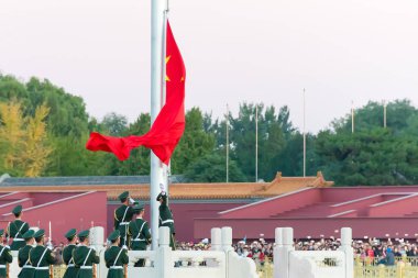 Beijing, Çin - 13 Ekim 2015: Bayrak töreni Tiananmen Meydanı yükselterek. Pekin, Çin için ünlü tarihi bir site.