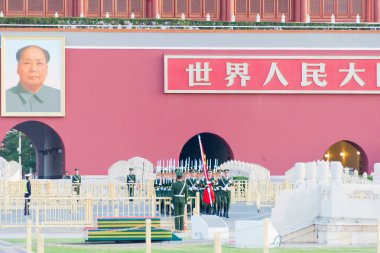 Beijing, Çin - 13 Ekim 2015: Bayrak töreni Tiananmen Meydanı yükselterek. Pekin, Çin için ünlü tarihi bir site.