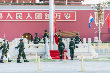 Beijing, Çin - 13 Ekim 2015: Bayrak töreni Tiananmen Meydanı yükselterek. Pekin, Çin için ünlü tarihi bir site.