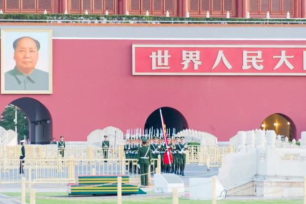 BEIJING, CHINA - 13 de outubro de 2015: Cerimônia de Levantamento da Bandeira da Praça Tiananmen. um local histórico famoso em Pequim, China . — Fotografia de Stock