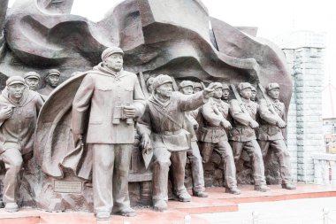 Liaoning, Çin - 28 Temmuz 2015: Çince insanların gönüllü ordusu heykeller Yalu nehri kısa köprüsünde. Dandong, Liaoning, Çin için ünlü tarihi bir site.