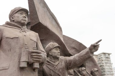 Liaoning, Çin - 28 Temmuz 2015: Çince insanların gönüllü ordusu heykeller Yalu nehri kısa köprüsünde. Dandong, Liaoning, Çin için ünlü tarihi bir site.