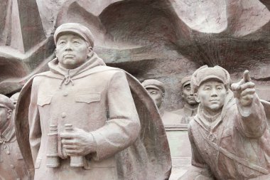 Liaoning, Çin - 28 Temmuz 2015: Çince insanların gönüllü ordusu heykeller Yalu nehri kısa köprüsünde. Dandong, Liaoning, Çin için ünlü tarihi bir site.