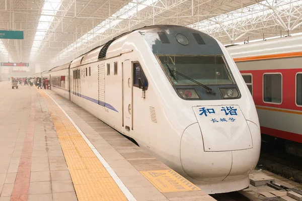 河南省、中国 - 2015 年 8 月 21 日: 中国国鉄 Hxd3 電気機関車 河南省、中国 - 2015 年 8 月 21 日: 中国国鉄 Hxd3 電気機関車