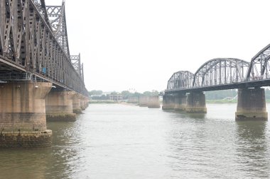 Liaoning, Çin - 28 Temmuz 2015: Yalu nehri kısa Köprüsü. Dandong, Liaoning, Çin için ünlü tarihi bir site.