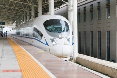 Liaoning, Çin - 02 Ağustos 2015: Çin Demiryolları Crh380bg elektrik yüksek hızlı tren Tieling Batı Demiryolu İstasyonu, Tieling, Liaoning, Çin. Çin yüksek hızlı demiryolu ağda kullanılan Crh380bg.