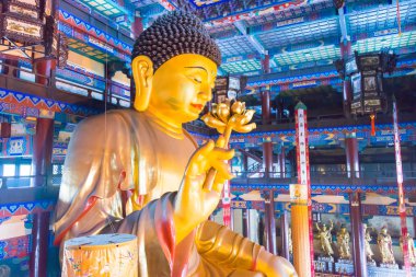 Liaoning, Çin - 03 Ağu 2015: Guangyou Tapınağı manzara alan, Budda heykeli. LIAOYANG, Liaoning, Çin için ünlü tarihi bir site.