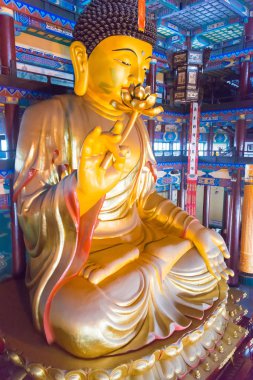 Liaoning, Çin - 03 Ağu 2015: Guangyou Tapınağı manzara alan, Budda heykeli. LIAOYANG, Liaoning, Çin için ünlü tarihi bir site.