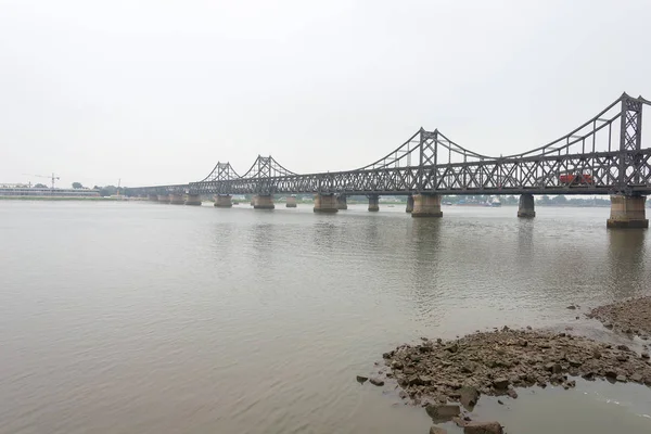 LIAONING, CHINA - 28 jul 2015: Puente de Amistad China-Corea del Norte. un sitio histórico famoso en Dandong, Liaoning, China . — Foto de Stock