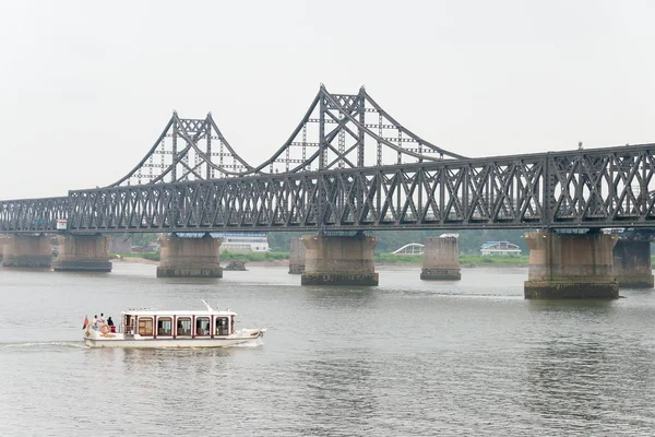 LIAONING, CHINA - 28 jul 2015: Puente corto del río Yalu. un sitio histórico famoso en Dandong, Liaoning, China . — Foto de Stock