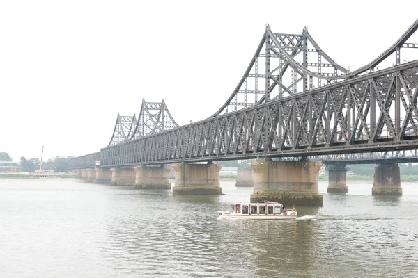 LIAONING, CHINA - 28 jul 2015: Puente corto del río Yalu. un sitio histórico famoso en Dandong, Liaoning, China . — Foto de Stock