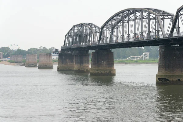 LIAONING, CHINA - 28 jul 2015: Puente corto del río Yalu. un sitio histórico famoso en Dandong, Liaoning, China . — Foto de Stock