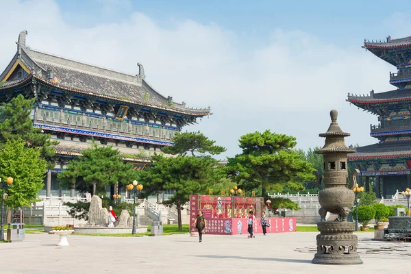 LIAONING, CHINA - 03 de agosto de 2015: Guangyou Temple Scenic Area. um local histórico famoso em Liaoyang, Liaoning, China . — Fotografia de Stock