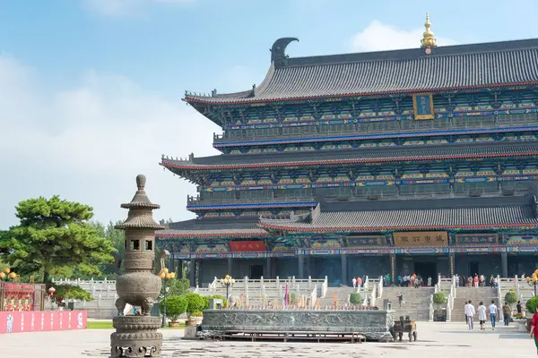 Liaoning, China - Aug 03 2015: Guangyou Tempel Scenic Area. een beroemde historische site in Liaoyang, Liaoning, China. — Stockfoto