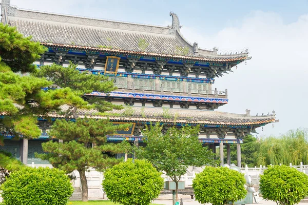 LIAONING, CHINA - 03 ago 2015: Guangyou Temple Scenic Área. un sitio histórico famoso en Liaoyang, Liaoning, China . —  Fotos de Stock