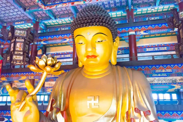 LIAONING, CHINE - 03 août 2015 : Statue de Budda au Guangyou Temple Scenic Area. un site historique célèbre à Liaoyang, Liaoning, Chine . — Photo