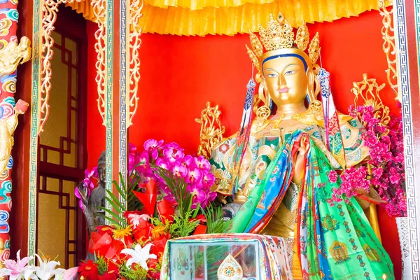 LIAONING, CHINA - 05 ago 2015: Estatuas de Budda en el templo de Shisheng. fue construido según las especificaciones de un emperador de la dinastía Qing. un sitio histórico famoso en Shenyang, Liaoning, China . —  Fotos de Stock