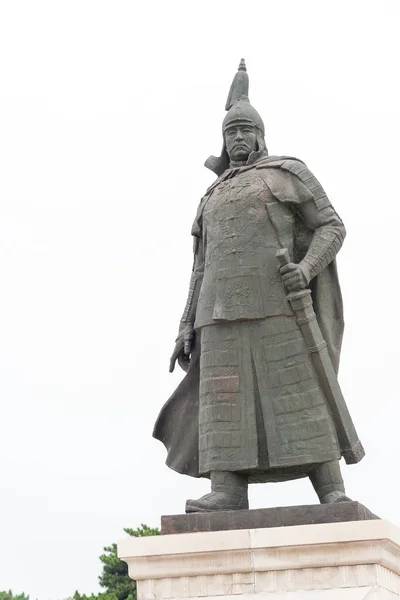 LIAONING, CHINE - 31 juillet 2015 : Statue de Hong Taiji sur la tombe de Zhaoling de la dynastie Qing (site du patrimoine mondial de l'UNESCO). un site historique célèbre à Shenyang, Liaoning, Chine . — Photo