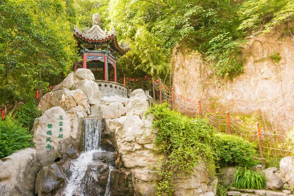 Shaanxi, China - Jun 06 2015: Qujiang Cool Heritage Park Cave (Qujiang Hanyao Yizhi Gongyuan). een beroemde historische site in Xi'an, Shaanxi, China. — Stockfoto